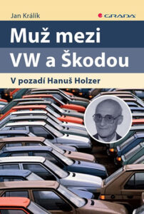 Muž mezi VW a Škodou - V pozadí Hanuš Holzer - Králík Jan